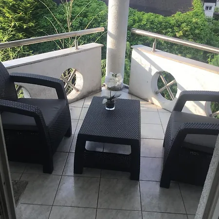 Adax With Huge Garden, Swimming Pool And Bbq Homestay